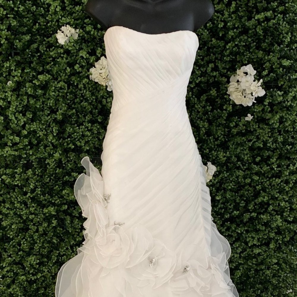 Sophia Tolli Evianna Size 06 Diamond White Trumpet